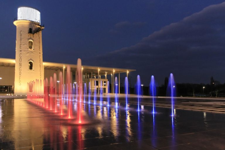 Fontaine sèche dynamique avec effet miroir d'eau