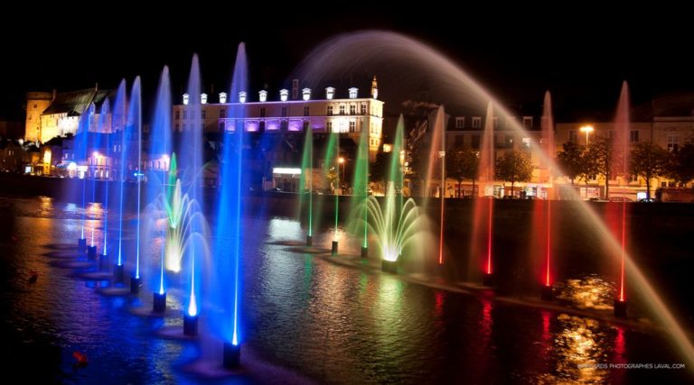 Fontaine musciale et scénique dans le lit de la Mayenne