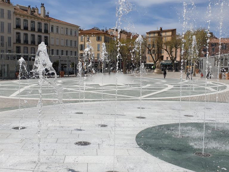 Fontaine sèche scénique, ludique et musicale