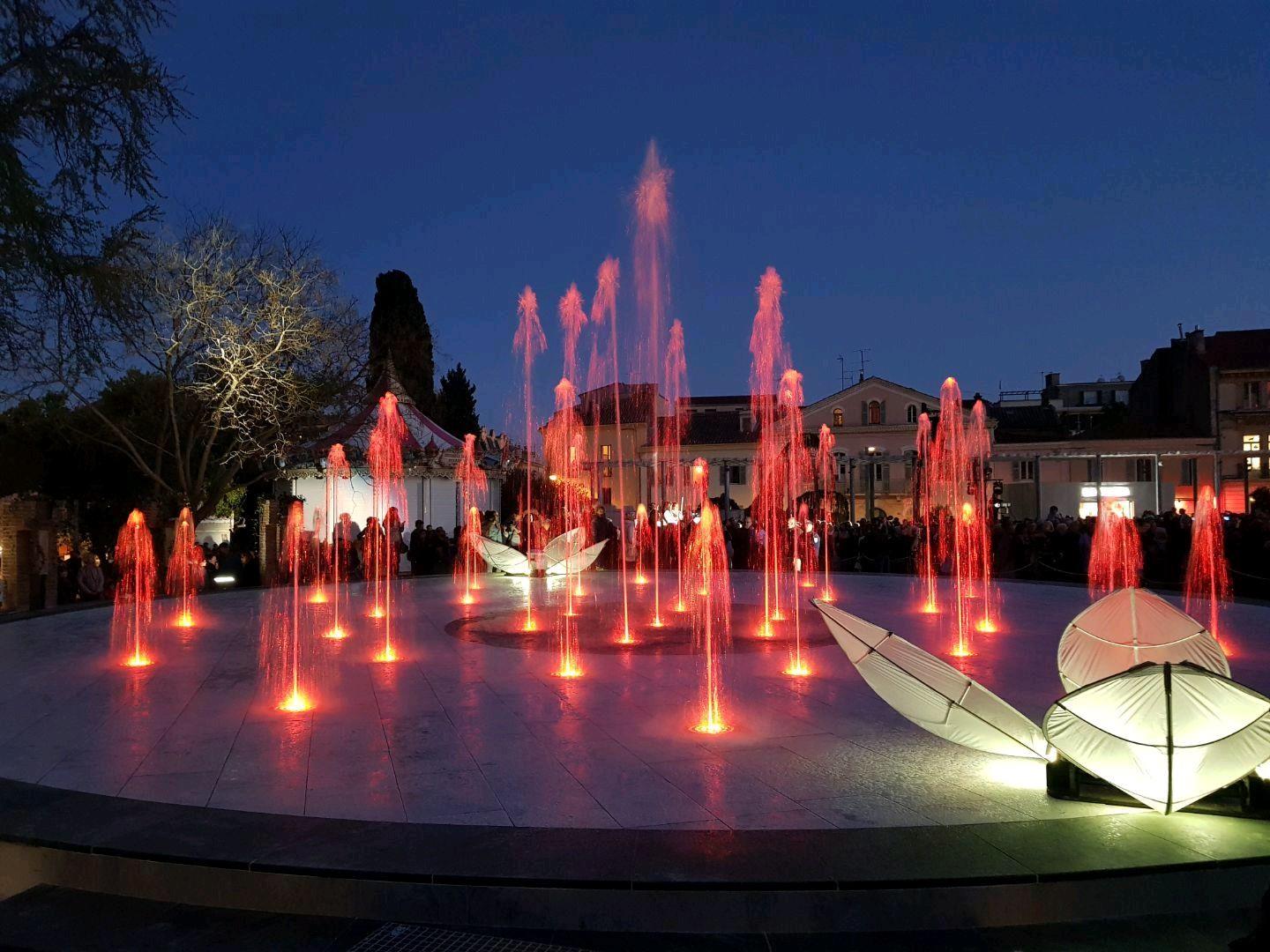 Fontaine sèche avec miroir d’eau et nuage de brume réalisée par le bureau d'études BLD Waterdesign