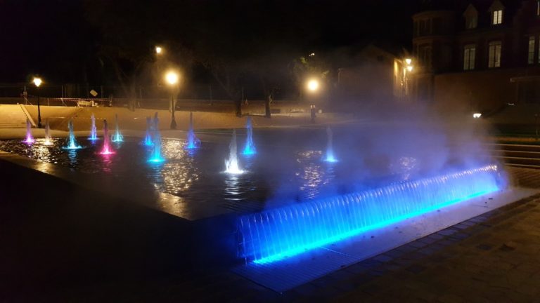 Fontaine de type table d'eau dynamique à effet miroir agrémenté d'un peigne d'eau