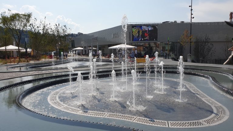 Fontaine sèche scénique et jets bondissants