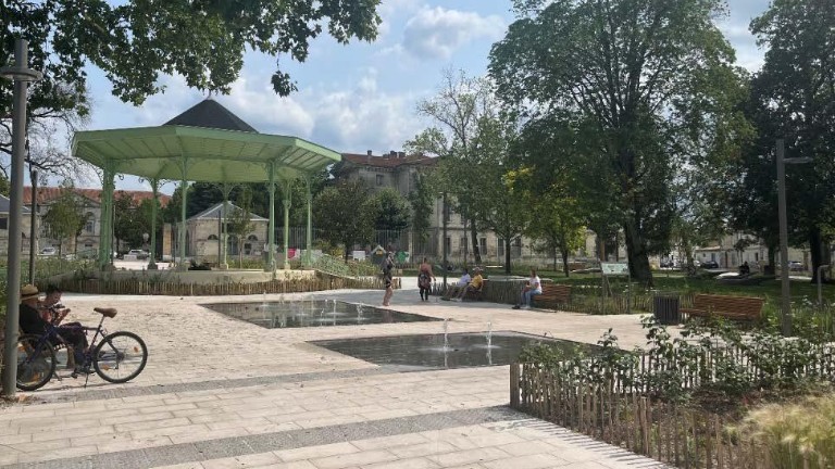 Fontaine sèche de plus de 170m²