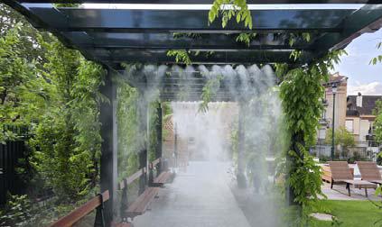 Pergola avec brumisateurs créant une zone ombragée propice à la détente